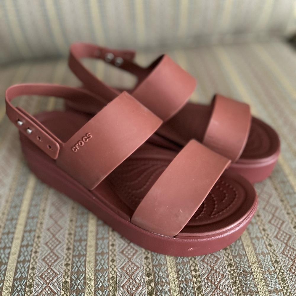 CROCS Women's Brooklyn Sandals in Dark Clay Size 8! Worn once!